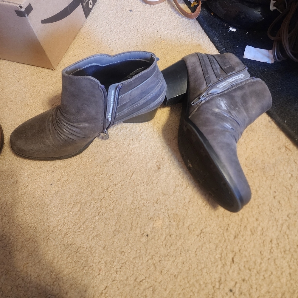 Baretraps Gray Women's Ankle Boots size 9 with Chunky Heel and Western Design